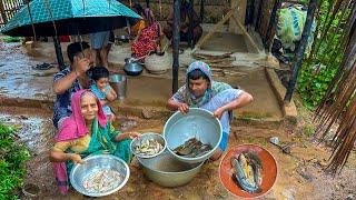 বর্ষায় পুকুর ভাসা মাছ তার সাথে গরম গরম খিচুড়ি |