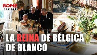 La reina de Bélgica usa el privilegio de poder ir de blanco ante el papa