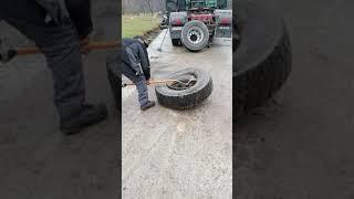 Монтаж грузовой шины R22.5 ручными приспособами