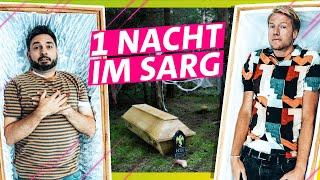 Eng & gruselig: Wer liegt länger im Sarg? Meini vs. Marc // Das schaffst du nie