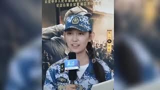 蒋依依素颜军训被采访，后面男生表情亮了，实在是让人无法反驳！