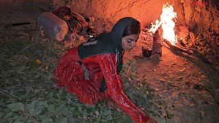 The hard life of a nomadic woman in the mountains and building a hut