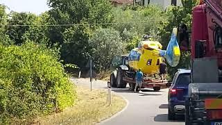 Il Pegaso trasportato a passo d'uomo sulla provinciale del Brollo