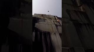 قفزة بهلوانية متهورة في البحر من ارتفاع هائل  