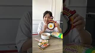 Làm bát mì ăn liền từ Đồ ăn vặt! | Tiểu Màn Thầu #shorts