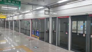 28/4/2024 Daejeon Metro Line 1(train for Banseok) approaching in Wolpyeong