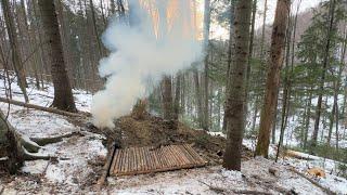 Bau eines unterirdischen, warmen Bushcraft-Unterschlupfs zum Überleben im Winterwald