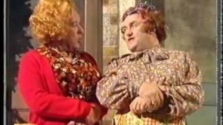 Les Dawson - Cissie & Ada - Chatting on the Doorstep