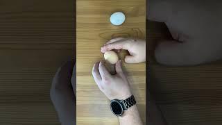 Способ отличить варенное яйцо от сырого