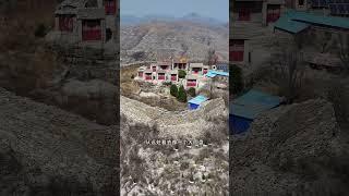 在河北邢台的一座山顶之上，有一座古老的村寨，被很高的石墙包围着，至今已有800多年的历史！