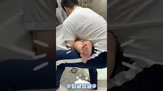 10개월 아기를 세면대에서 목욕시키는 아빠가 있다?