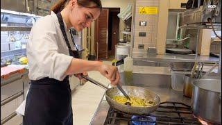 Italienische Köchin in Florenz zeigt einfaches „Spaghetti alle Vongole“-Rezept