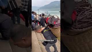 背篓老人们的爱心方舟，长江上最暖的水上公交