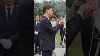 김대중대통령,이희호여사 묘역에 분향하는 장경태 의원 #shorts #김대중 #이희호 #정청래 #장경태 #대통령 #선거 #당대표 #후보 #현충원 #원내대표 #민주당 #22대