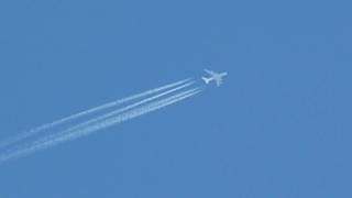 Lufthansa A380 vs Boeing 747 Contrails