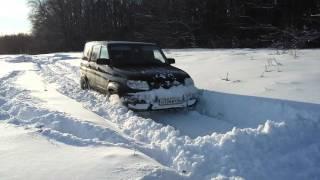 Патриот по глубокому снегу.