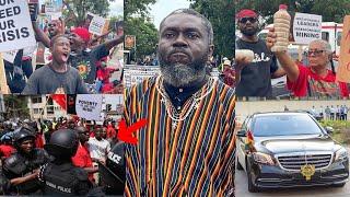 Angry FIXTHECOUNTRY protesters blocks presidential convoy & burns NPP flags & posters