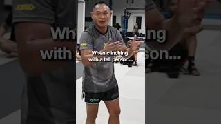 How Saenchai deals with a taller fighters in the clinch… lock on and never let go #shorts