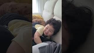엄마 엉덩이 밑에 누우면 생기는 일 #육아 #일상 #32개월 #끝까지엄마엉디밑에있음 #쓰러진경찰차진짜안가지고놈