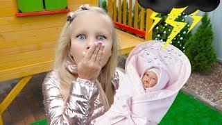 Алиса гуляет с куклой в коляске или Alice play with doll