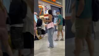 Девушки  в торговом центре….