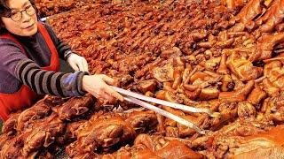 Amazing pig's feet & head Super-speed cutting Skills, Korean Braised Pig's Trotters(Jokbal) Master