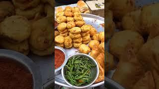 Hardworking Santosh Uncle Selling Vada Pav In Mumbai Rs. 5/- Only #mumbaifood #shorts