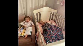 Двухлетняя дочка Леры Кудрявцевой уложила маму спать в свою кроватку.  Новые видео 2021