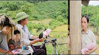 The disabled husband silently came to give his ex-wife flowers