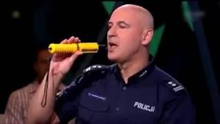 Pijany policjant testuje na antenie alkomat :D