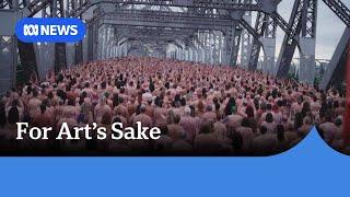 Thousands of naked people descend on Brisbane's Story Bridge for Spencer Tunick's art | ABC News