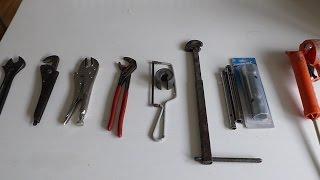 Basic home plumbing tools. Pipe cutter and junior hacksaw. Video 5 in this series