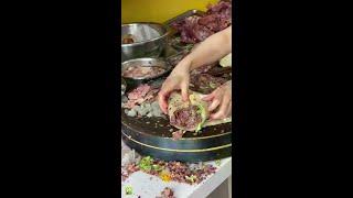 河北任丘美女大饼卷驴肉，30一个，美女干净利落，看着就香 #每益添好搭子  @每益添#原创视频 #民间传统美食 #美食 #任丘美食