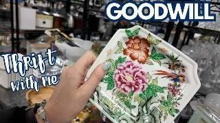 Thrift With Me at GOODWILL | Crazy Lamp Lady | Reselling on Niknax