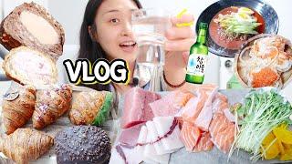 VLOG) 짧은 혼술 먹방 브이로그 (참치 연어회+소주 불마왕냉면 라푀유 크로와상) Mukbang blog