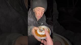 Сколько боли у него в глазах, но искра доверия уже есть