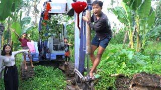 RAMA NEMUIN EXCAVATOR BIRU TERBENGKALAI DI TENGAH HUTAN