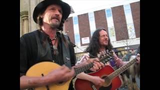 Glastonbury buskers Dave Sanger and Pixi singing Solid ground reupload