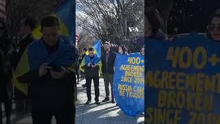 Ukraine protesters gather outside White House as Zelenskyy visits | VOA News #shorts