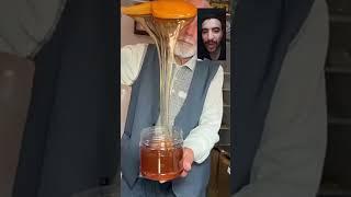 الراجل ده عمل العسل ازاي كده 