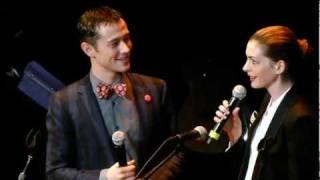 Anne Hathaway + Joseph Gordon Levitt sing together LIVE HD