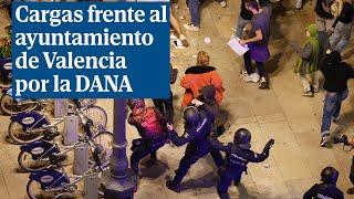 Cargas frente al ayuntamiento de Valencia en la protesta por la gestión de la DANA