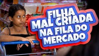 Filha mal criada na fila do mercado