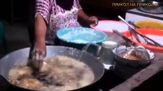 Жгучий ШОК!!! Женщина голыми руками в кипящем масле переворачивает  пирожки  Обалдеть! SHOCK