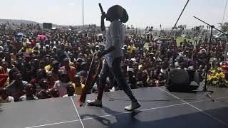 kingsoja live stage perfomance to thousands of funs  and ministers