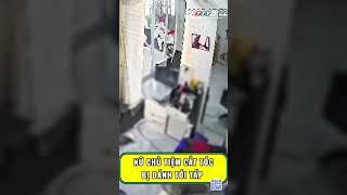 Nữ chủ tiệm cắt tóc bị đánh tới tấp