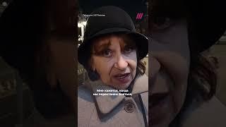 «Сколько можно бояться?» Мама Яшина у мемориала Немцову