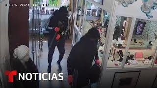 Atacan al dueño de una tienda y 'llueven' pavos por Thanksgiving | Noticias Telemundo