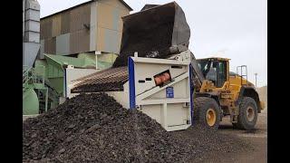 Asphaltaufbereitung mit Baustoff-Recyclingsieb SBR 4 und Volvo L150H