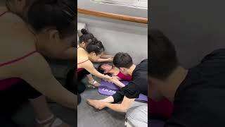 舞蹈生被动压腿的痛苦瞬间